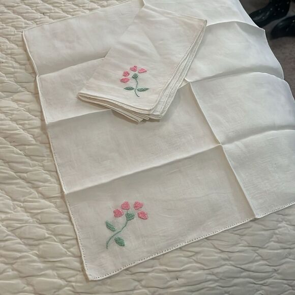 Floral Embroidered Linens Set - Picture 4 of 6